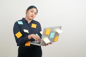 Mulher de negócios asiática estressada pelo trabalho árduo foto