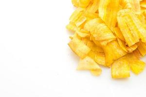 chips de banana no fundo branco foto