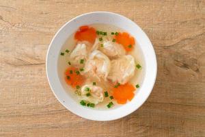 sopa de bolinho de camarão em tigela branca foto