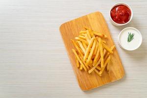 batatas fritas com creme de leite e ketchup foto