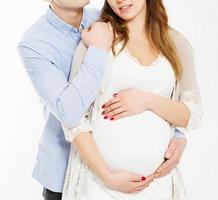 jovem casal esperando bebê juntos, imagem recortada foto