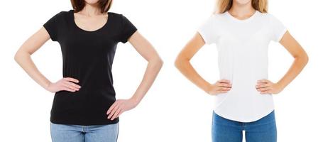 design de t-shirt e conceito de pessoas - close-up de dois jovens em camisa em branco preto e branco tshirt isolado. menina t shirt set mock up. foto