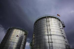 isolação da fazenda de armazenamento do tanque da indústria química do tanque. foto