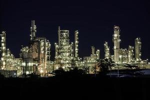 cena noite da torre de refinaria de petróleo do tanque e coluna do tanque de óleo da indústria petroquímica foto