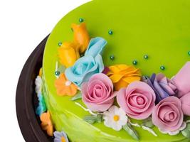 closeup decorações de bolo de geléia de maçã verde com frutas coloridas de glacê foto