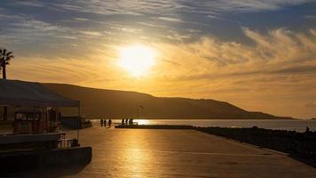 pôr do sol na praia ao pôr-do-sol das canteras na cidade de las palmas foto