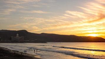 pôr do sol na praia ao pôr-do-sol das canteras na cidade de las palmas foto