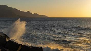 pôr do sol em agaete ilhas canárias foto