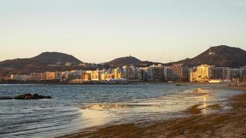 pôr do sol em las palmas, a praia de canteras foto