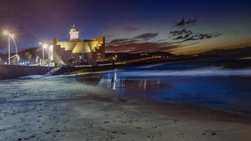 visão noturna da praia de canteras em las palmas foto