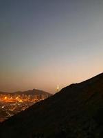 bela vista da montanha jabal al noor em meca. a caverna hira está localizada no topo da montanha jabal al noor, onde visitantes de todo o mundo vêm visitar. foto