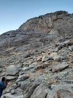 bela vista da montanha jabal al noor em meca. a caverna hira está localizada no topo da montanha jabal al noor, onde visitantes de todo o mundo vêm visitar. foto