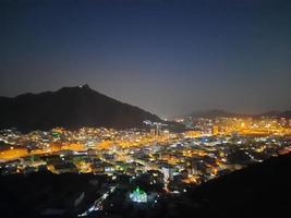 bela vista da montanha jabal al noor em meca. a caverna hira está localizada no topo da montanha jabal al noor, onde visitantes de todo o mundo vêm visitar. foto