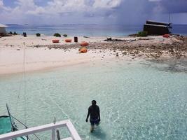 maldivas, abril de 2021 - os turistas passam o dia em uma bela ilha nas maldivas. as maldivas são uma coleção de ilhas diferentes. a maioria das ilhas são ricas em belezas naturais. foto