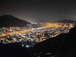 bela vista da montanha jabal al noor em meca. a caverna hira está localizada no topo da montanha jabal al noor, onde visitantes de todo o mundo vêm visitar. foto