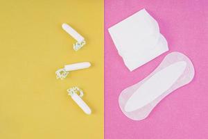 cuidados de higiene durante os dias críticos. escolher entre um tampão e um penso higiénico. ciclo menstrual. produtos de higiene para mulheres. vista do topo foto