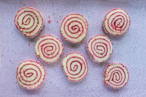 rodelas fatiadas de pedaços de bolo de rocambole em plano de fundo colorido brilhante foto