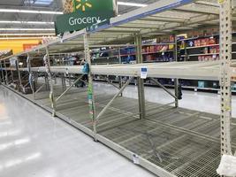 estados unidos, março de 2020 - papel higiênico vazio e porta-toalhas de papel no supermercado durante a covid-19 foto