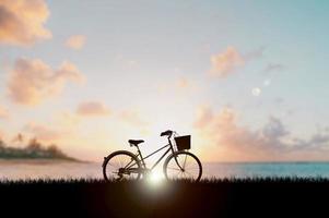 silhuetas de bicicletas estacionadas em uma bela foto