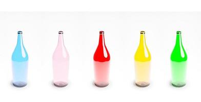 garrafas vazias coloridas em um fundo branco foto