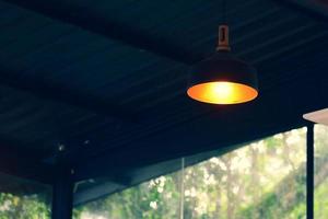 lâmpadas decorativas no café dão uma sensação de calor. ideias de decoração para cafeteria foto