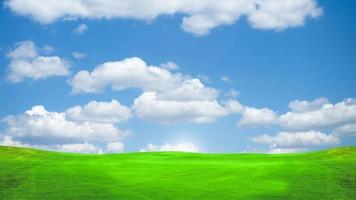campo de grama e céu com nuvens brilhantes para o fundo do projeto. foto