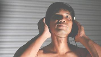 homens asiáticos ouvindo música em relaxamento foto