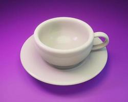 xícara de café vazia de renderização 3D na ilustração de fundo de cor roxa foto