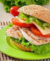 sanduíche de frango com salada e tomate foto