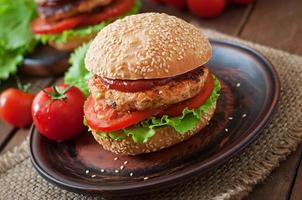 sanduíche com hambúrguer de frango, tomate e alface foto