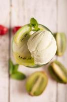 sorvete saboroso com kiwi foto