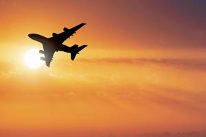 aviões de passageiros decolando do aeroporto. conceito de transporte e turismo