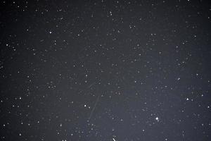 céu estrelado de verão à noite e a via láctea foto