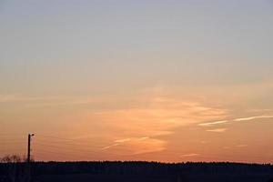 céu pôr do sol à noite e horizonte com floresta foto