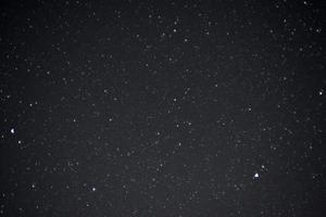 céu estrelado de verão à noite e a via láctea foto