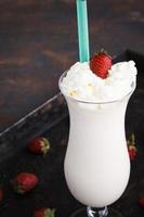 milk-shake com morango e creme foto