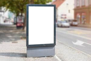 outdoor da cidade em branco, maquete de luz led. cartaz isolado em branco para apresentação do anúncio. rua com carros ao fundo foto