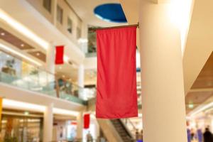 bandeira vertical vermelha no shopping. em branco para promover um logotipo ou texto de anúncio foto