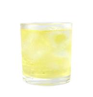 bebidas alcoólicas misturadas com refrigerante e gelo em um vidro transparente isolado no fundo branco. foto