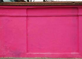 pintura de cor rosa chocante na parede de gesso foto