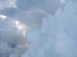 mergulho profundo em contato nas nuvens brancas no céu foto