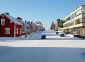 cobertura de rua de manhã com neve branca em tromso, noruega escandinavia foto