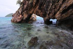 portão de amante, arco de pedra natural, ilha de khai, satun, tailândia foto