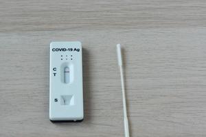 kit de teste rápido de antígeno e swab nasal foto