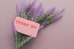 mensagem de agradecimento e flor de lavanda em fundo roxo foto