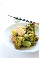 comida chinesa, lulas e brócolis salteados