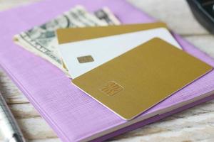 close-up de cartões de crédito em fundo de madeira foto