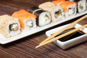 variedade de sushi no prato branco foto