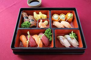 sushi bento japonês e soba