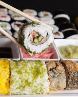 conjunto de sushi de frutos do mar japonês foto